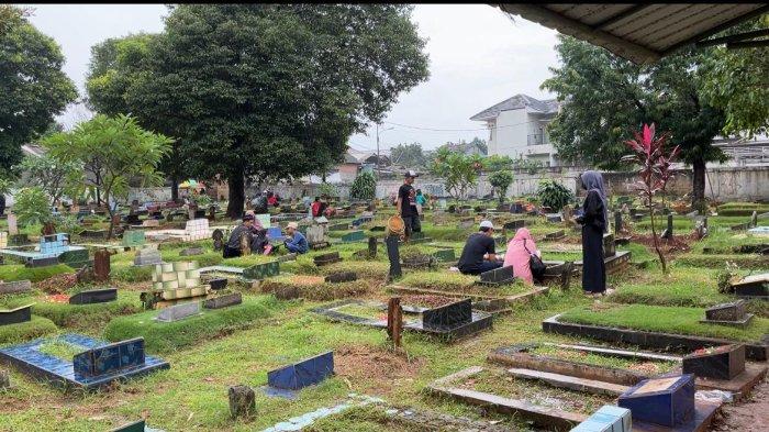 Sejumlah peziarah tampak tengah berdoa di pusara keluarga mereka yang ada di TPU Susukan, Kecamatan Ciracas, Jakarta Timur, Minggu (10/3/2024).