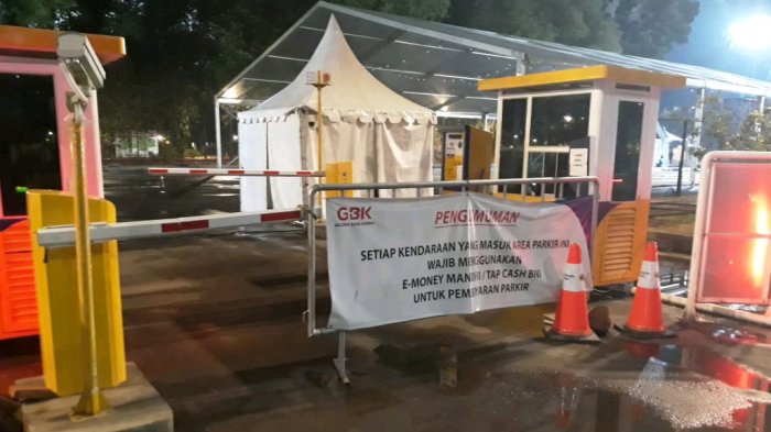 Spanduk di area parkir sekitar gerbang V, Gelora Bung Karno (GBK).