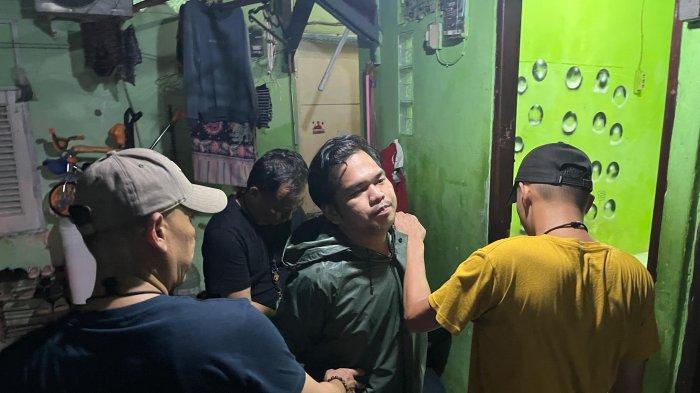 Polisi gadungan mencoba kabur saat diciduk Polres Metro Jakarta Barat di kediamannya di kawasan Cengkareng, Minggu (29/6/2025).