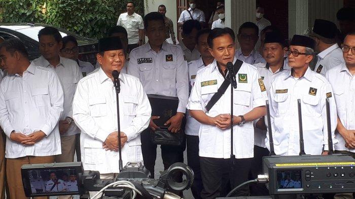 Ketua Umum Partai Gerindra, Prabowo Subianto dan Ketua Umum Partai Bulan Bintang (PBB) Yusril Ihza Mahendra usai silaturahmi politik di kediaman Prabowo di Jalan Kertanegara IV, Kebayoran Baru, Jakarta Selatan, Kamis (6/4/2023).