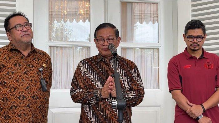 Gubernur DKI Jakarta Pramono Anung (tengah) bersama Wagub Rano Karno (kiri) dan Manajer Persija Bambang Pamungkas (kanan) saat menggelar konferensi pers di Balai Kota Jakarta, Kamis (10/4/2025).