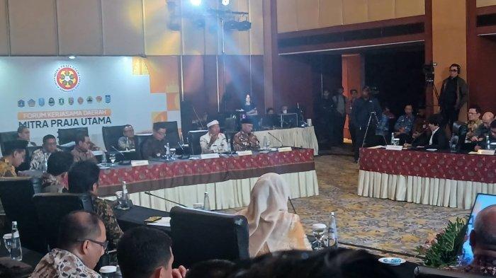 Gubernur DKI Jakarta Pramono Anung tampak duduk satu meja dengan Gubernur Jawa Barat Dedi Mulyadi saat menghadiri Forum Komunikasi Daerah Mitra Praja Utama yang digelar di Hotel Borobudur, Sawah Besar, Jakarta Pusat, Selasa (17/5/2025).