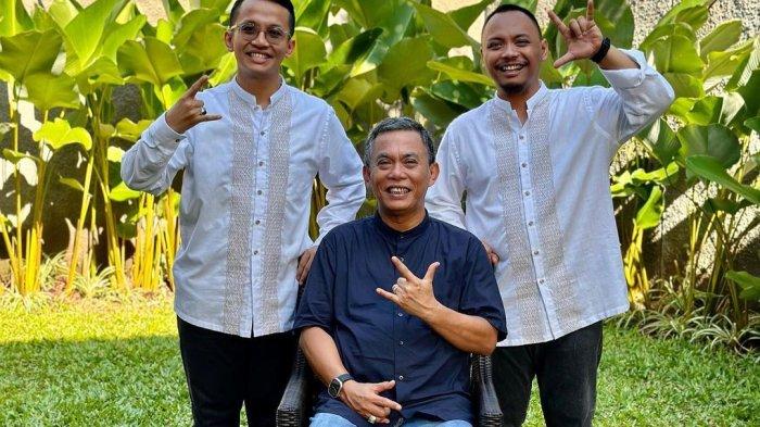 Ketua DPRD DKI Jakarta Prasetyo Edi Marsudi berfoto bersama anak pertama dan keduanya, Antonius Wibi Wibawanto dan Bimo Pradikto, saat momen hari Lebaran Idulfitri 1444 Hijriah. Terkini, Prasetyo Edi bakal maju sebagai anggota DPR RI dan anaknya, Antonius Wibi Wibawanto akan maju sebagai calon anggota DPRD DKI Jakarta pada Pemilu 2024.