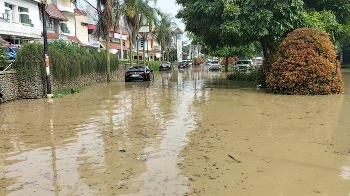 BANJIR DI BEKASI - Banjir di Perumahan Elit Kemang Pratama kediaman Wali Kota Bekasi Tri Adhianto, Selasa (4/3/2025).