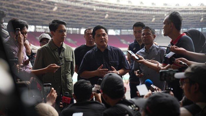Ketua Umum PSSI, Erick Thohir bersama Direktur Utama PPKGBK, Rakhmadi Afif Kusumo dan Sekjen PSSI, Yunus Nusi saat meninjau rumput SUGBK jelang laga kontra Jepang dan Arab Saudi, Senayan, Jakarta, Jumat (8/11/2024).