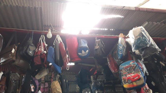 Seorang pria tanpa identitas jatuh dari flyover Ciputat, Tangerang Selatan, menimpa toko tas di bawahnya, Rabu siang (3/4/2019).