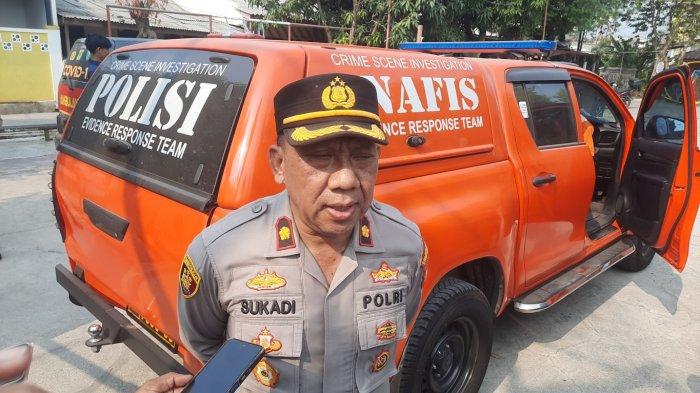 Kapolsek Bekasi Timur Kompol Sukadi saat dijumpai di TKP penemuan pria yang tewas dengan pisau menancap di perut, di Perumnas 3, Kota Bekasi, Kamis (7/9/2023).