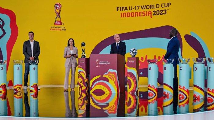Proses Drawing babak penyisihan Grup Piala Dunia U-17 2023 oleh Direktur Turnamen FIFA, Jaime Yarza, dan Stephen Appiah serta mantan juara dan finalis Piala Dunia U17, Julio Cesar.