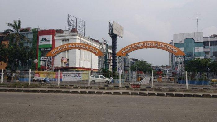 Pusat perbelanjaan di kawasan Mangga Dua.