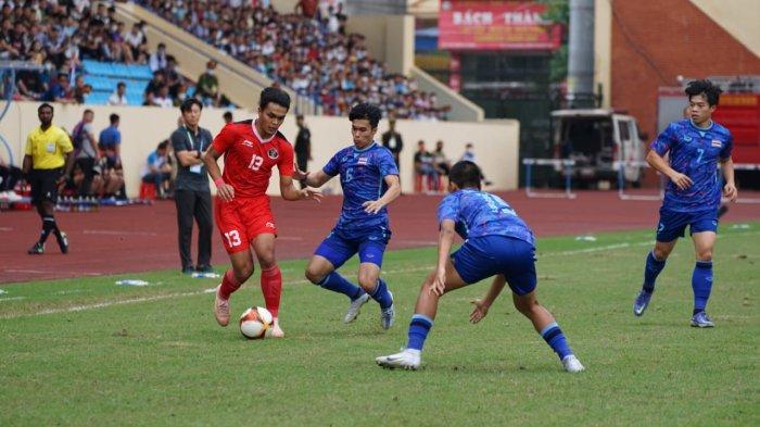 Aksi bek Timnas Indonesia U-23 Rachmad Irianto mencoba melindungi bola dari sergapan pemain thailand di SEA Games 2022.