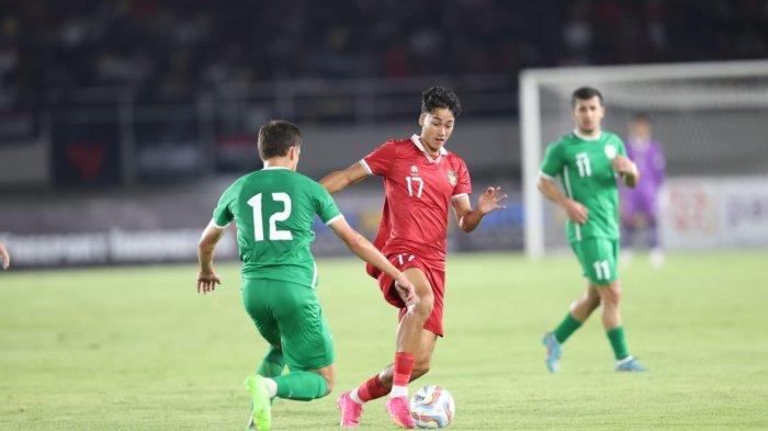 Aksi penyerang Timnas Indonesia U-23 Rafael William Struick berusaha melewati hadangan pemain Turkmenistan di Stadion Manahan Solo, Selasa (11/9/2023).