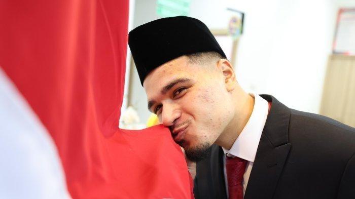 Ragnar Oratmangoen mencium bendera merah putih usai sah menjadi WNI di Kantor Wilayah Kemenkumham, Jakarta, Senin (18/3/2024) malam.