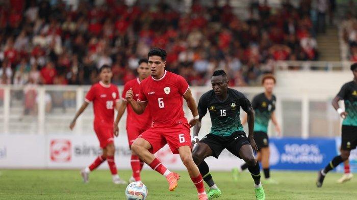 Pesepak bola Timnas Indonesia Ragnar Oratmangoen berebut bola dengan pesepak bola Tanzania saat pertandingan uji coba di Stadion Madya Senayan Jakarta, Minggu (2/5/2024).