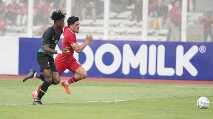 Pesepak bola Timnas Indonesia Ragnar Oratmangoen berebut bola dengan pesepak bola Tanzania saat pertandingan uji coba di Stadion Madya Senayan Jakarta, Minggu (2/5/2024). Pertandingan ini sebagai pemanasan jelang kualifikasi Piala Dunia 2026 zona Asia melawan Irak dan Filipina.