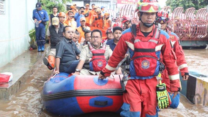 Wakil Gubernur DKI Jakarta Rano Karno meninjau lokasi terdampak banjir di Jalan Kamboja, Lebak Bulus, Cilandak, Jakarta Selatan.