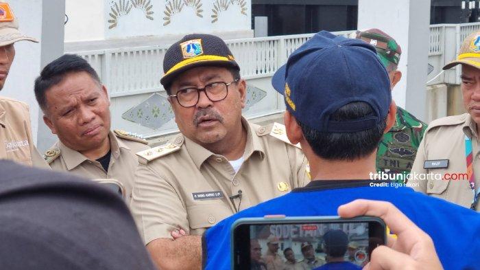 RUSUN ANTI BANJIR - Wakil Gubernur DKI Jakarta, Rano Karno saat meninjau Sodetan Kali Ciliwung, Jatinegara, Jakarta Timur, Senin (3/3/2025).