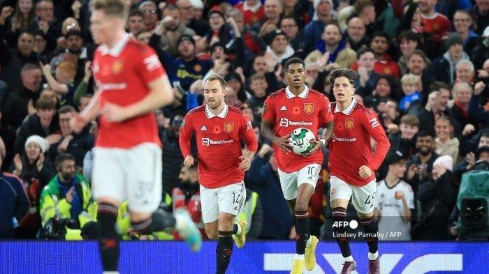 Striker Manchester United Inggris Marcus Rashford (2R) merayakan mencetak gol kedua tim selama pertandingan sepak bola putaran ketiga Piala Liga Inggris antara Manchester United dan Aston Villa di Old Trafford di Manchester, barat laut Inggris, pada 10 November 2022.