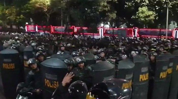 Ratusan Petugas Kepolisian Lengkap dengan Mobil Rantis Siaga di ...