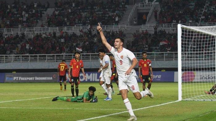 Selebrasi Pemain Timnas Indonesia U19, Jens Raven setelah menjebol gawang Timor Leste pada pertandingan fase grup Piala AFF U19 2024 di Stadion Gelora Bung Tomo, Surabaya,, Selasa (23/2024) malam WIB.