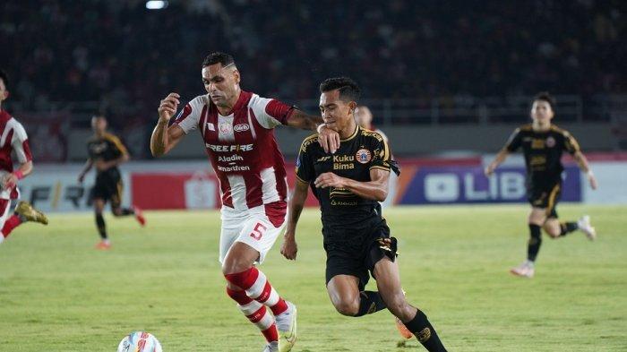Gelandang Persija Jakarta Muhammad Rayhan Hannan berduel dengan pemain Persis Solo di Stadion Manahan, Solo, Sabtu (30/9/2023).