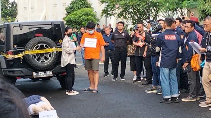 Rekontruksi perkara memperagakan tersangka Shane Lukas (19) menyerahkan teleppon genggam atau HP milik Mario Dandy (20) ke AG (15) yang diperagakan pemeran pengganti untuk melanjutkan merekam penganiayaan terhadap David (17), di Komplek Green Permata, Ulujami, Pesanggrahan, Jumat (10/3/2023).