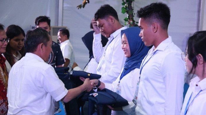 Rektor Universitas Trisakti Prof. Dr. Ir. Kadarsah Suryadi, DEA (kiri) menyematkan jaket almamater kepada mahasiswa baru masa Pengenalan Kehidupan Kampus Bagi Mahasiswa Baru (PKKMB) 2023, Senin (28/8/2023).