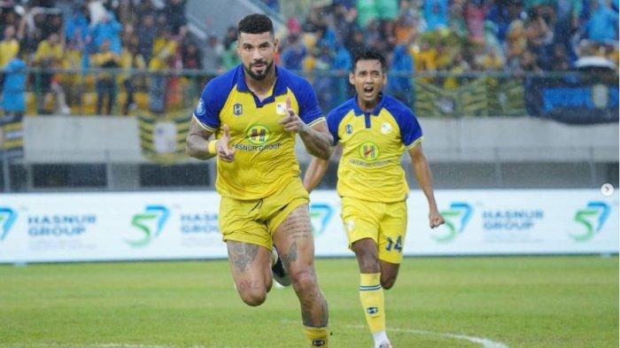 Bek Barito Putera, Renan Alves dikabarkan diminati Persija Jakarta di Liga 1 musim depan.