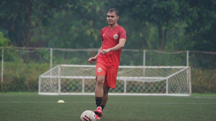 Rezaldi Hehanussa turut hadir di latihan tim Persija Jakarta di Lapangan POR Sawangan, Depok.