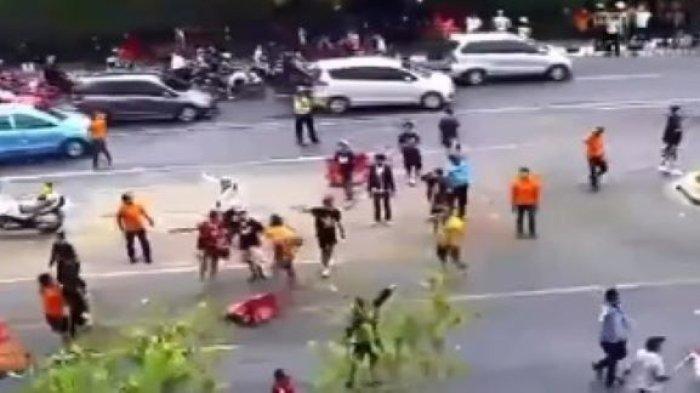 Tangkapan layar video keributan pasca laga Persija vs Persib di Bekasi, pada Sabtu (2/9/2023) Sore.