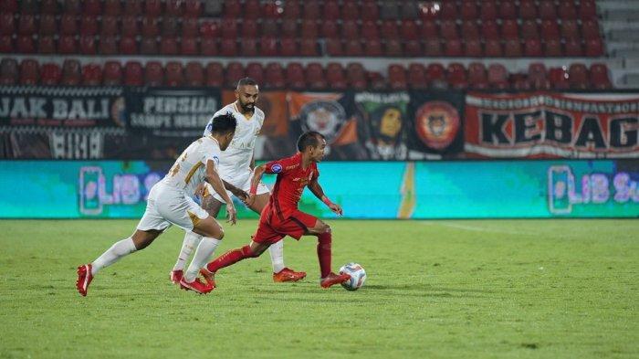 Pemain Persija Jakarta Riko Simanjuntak dikejar pemain Madura United di Liga 1 pekan 25 yang berlangsung di Stadion Kapten I Wayan Dipta, Bali, Kamis (22/2/2024).
