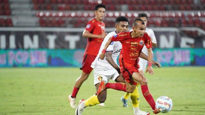 Aksi winger Persija Jakarta, Riko Simanjuntak berusaha melewati pemain Persik Kediri di Liga 1.