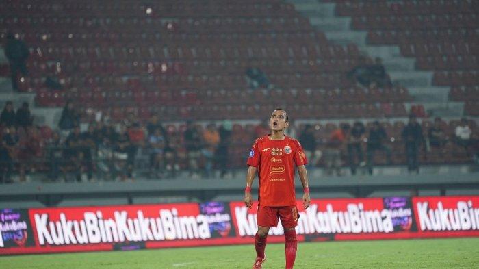 Winger lincah Persija Jakarta, Riko Simanjuntak meratapi hasil pertandingan melawan Madura United di Liga 1 pekan 25 yang berlangsung di Stadion Kapten I Wayan Dipta, Bali, Kamis (22/2/2024).