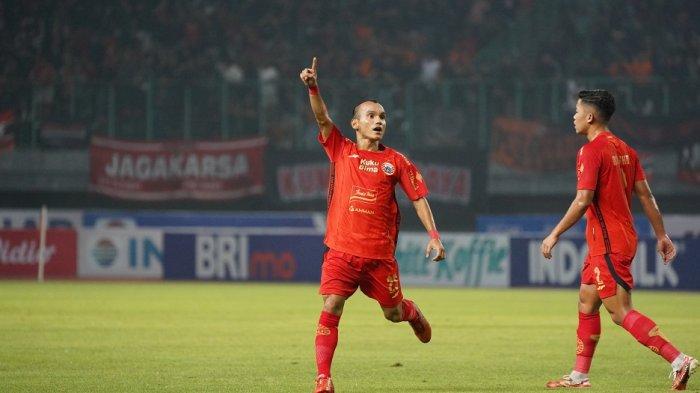 Winger Persija Jakarta Riko Simanjuntak selebrasi usai mencetak gol ke gawang Bhayangkara FC di Stadion Patriot Candrabhaga, Bekasi, Minggu (16/7/2023).