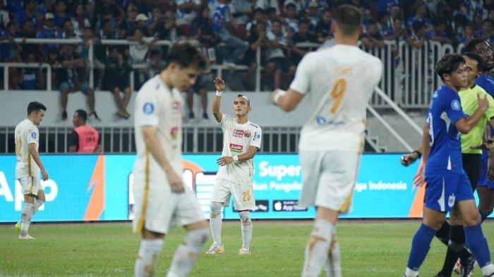 Winger Persija Jakarta, Riko Simanjuntak menunjukkan tak puas saat bermain menghadapi PSIS Semarang di Stadion Jatidiri, Semarang, Minggu (29/10/2023).