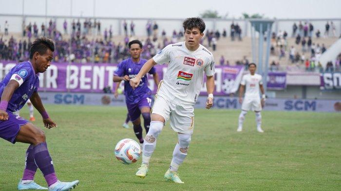 Penyerang asing Persija Jakarta, Ryo Matsumura dikepung pemain Persita Tangerang di Stadion Indomilk Arena, Tangerang, Banten, Sabtu (22/7/2023).