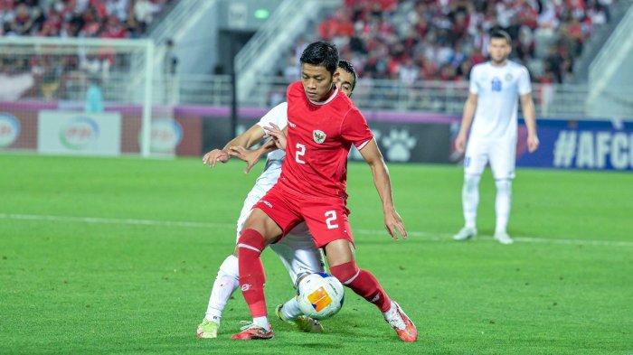 Bek sayap Timnas Indonesia, Ilham Rio Fahmi berusaha melindungi bola dari rebutan pemain uzbekistan di Piala Asia U-23 2024.