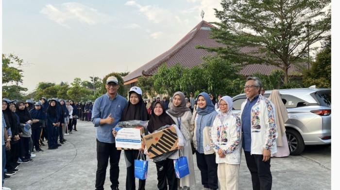 Risma Dewi Mulyani dan Sofi Rizqa Agustiani. Risma, putri seorang pedagang pasar dan Sofi, putri seorang tukang las rel kereta api, yang berhasil menembus gerbang ITB.