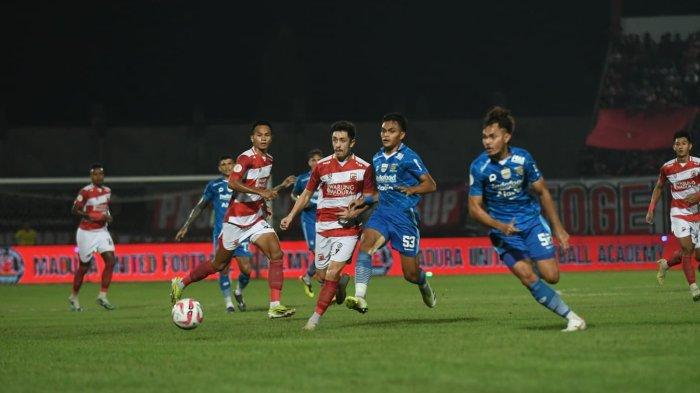 Gelandang Madura United Francisco Rivera berduel dengan pemain Persib Bandung Rachmat Irianto di Stadion Gelora Bangkalan, Madura.