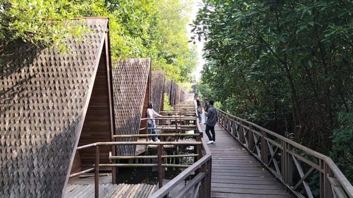 Taman Wisata Alam Angke Kapuk berlokasi di Kamal Muara Jakarta Utara, memiliki area hijau seluas 99,82 hektare dengan suasana yang teduh dan asri. Cocok jadi tempat menenangkan diri di tengah padatnya kota Jakarta. 
