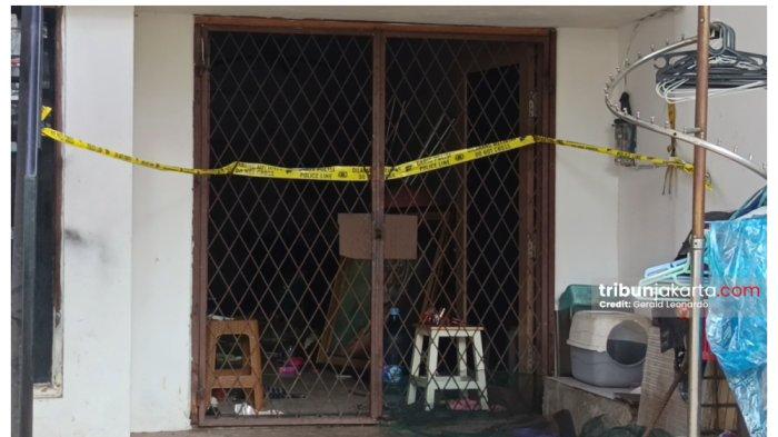 MISTERI KEMATIAN WANITA 58 TAHUN - Rumah di Jalan Alur Laut, Koja, Jakarta Utara, dipasangi garis kepolisian setelah ditemukannya jenazah wanita 58 tahun. (TRIBUNJAKARTA.COM/GERALD LEONARDO AGUSTINO).
