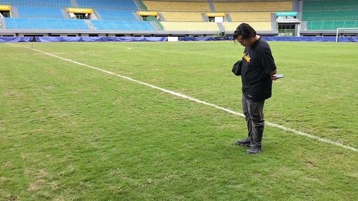 Kondisi rumput Stadion Patriot Candrabhaga Kota Bekasi buruk padahal baru rampung direnovasi, Senin (17/3/2025).