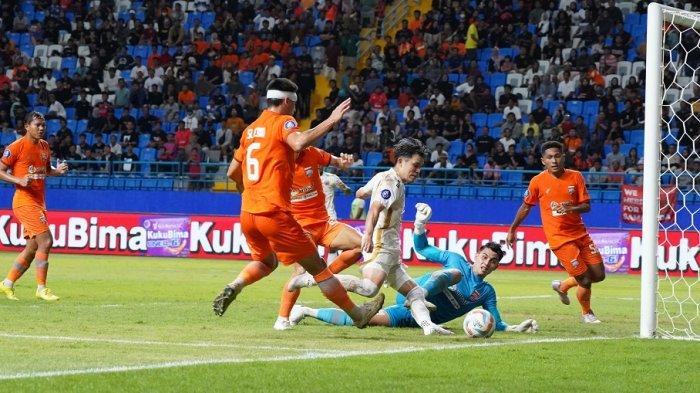 Penyerang Persija Jakarta, Ryo Matsumura berusaha mencetak gol ke gawang Borneo FC - Hasil Liga 1 pada pertandingan Borneo FC vs Persija Jakarta berkesudahan dengan skor akhir 3-1 untuk kemenangan Pesut Etam, Selasa (6/2/2024) di Stadion Batakan.