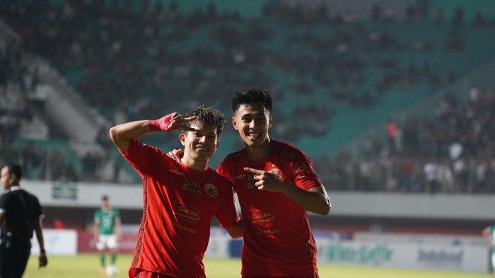 Dua pemain Persija Jakarta, Hanif Sjahbandi dan Ryo Matsumura melakukan selebrasi usai mencetak gol ke gawang PSS Sleman di Stadion Maguwoharjo, Sleman, Jumat (4/8/2023) malam. Dalam laga itu, Macan Kemayoran menang 3-1 atas Super Elang Jawa.