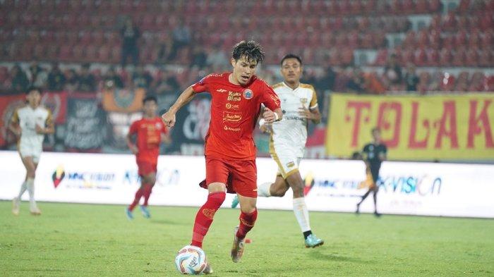 Aksi penyerang Persija Jakarta, Ryo Matsumura berusaha mengontrol bola dari rebutan pemain Dewa United di Liga 1.