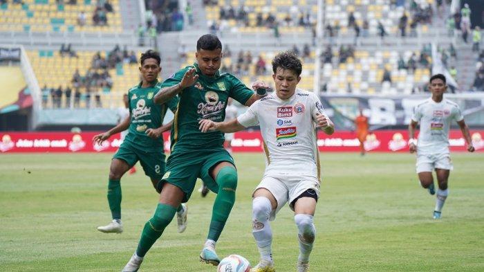 Pemain Persija Jakarta, Ryo Matsumura dikawal ketat pemain Persebaya Surabaya, Yan Victor di Stadion Gelora Bung Tomo (GBT), Surabaya, Jawa Timur, Sabtu (9/12/2023).