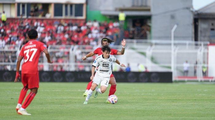 Potrer aksi penyerang Persija Jakarta, Ryo Matsumura di pertandingan melawan Malut United.