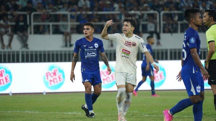 Penyerang aisng Persija Jakarta Ryo Matsumura menunjukkan gestur tak puas saat bermain menghadapi PSIS Semarang di Stadion Jatidiri, Semarang, Minggu (29/10/2023).