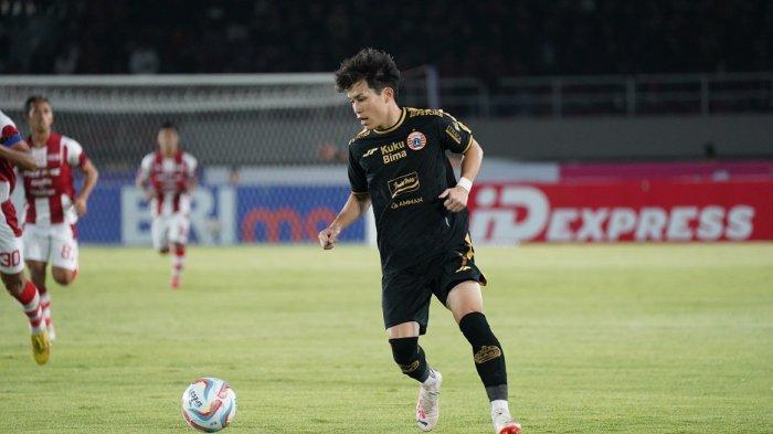 Aksi penyerang Persija Jakarta Ryo Matsumura saat diturunkan bermain melawan Persis Solo di Stadion Manahan, Solo, Sabtu (30/9/2023).