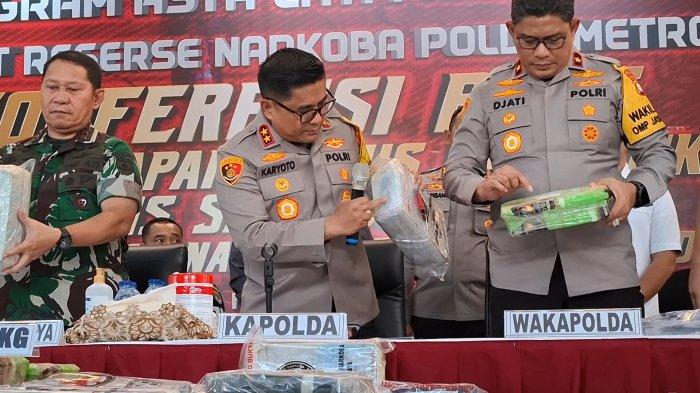 Konferensi pers pengungkapan kasus peredaran 389 Kg sabu jaringan internasional Afghanistan-Jakarta di Polda Metro Jaya, Jakarta Selatan, Rabu (20/11/2024).