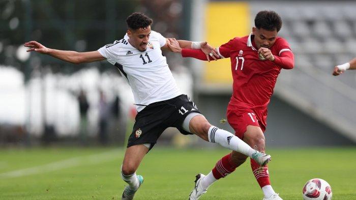 Winger Timnas Indonesia, Saddil Ramdani berusaha melindungi bola dari rebutan pemain Libya. Pertandingan uji coba antara Timnas Indonesia melawan Libya berlangsung di Mardan Sports Complex, Turki, waktu kick off pukul 20.00 WIB.